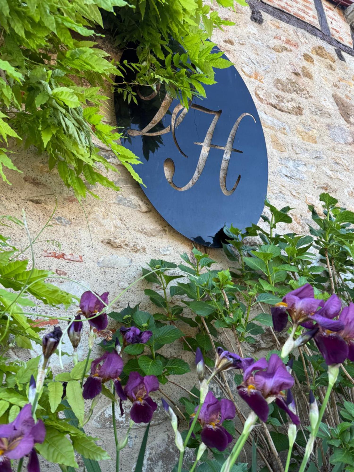 Le Victor Hugo - Hotel Et Restaurant - Logis Hotels Saint-Céré Dış mekan fotoğraf